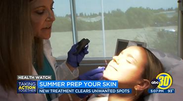 ABC30 Dr Kathleen Behr habla sobre la utilización del sistema CellFX para eliminar las lesiones de la piel sin cirugía.